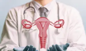 Lekarz w białym kitlu prezentuje model narządów rodnych kobiety. Pamiętaj o regularnej cytologii kiedy tylko poczujesz potrzebę lub zgodnie z zaleceniami lekarza.