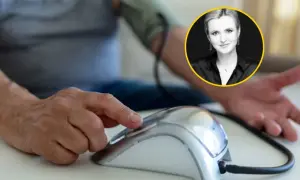 Osoba mierzy ciśnienie. Czy nerwica a wysokie ciśnienie rozkurczowe to Twój problem? Porada eksperta.