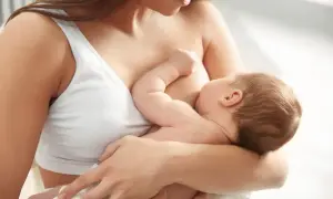 Matka karmi piersią dziecko. To piękny moment, kiedy pojawia się nawał pokarmu, a maluch jest najedzony i spokojny.