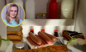 Kobieta w okręgu patrzy na lodówkę pełną parówek, ciasta i pizzy. Tego nie lubi rak złośliwy.