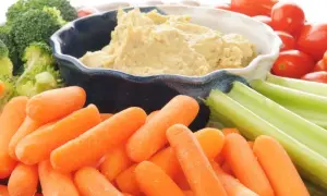 Co to jest hummus? Kremowy dip z ciecierzycy, podany z chrupiącymi marchewkami, selerem, brokułami i pomidorkami koktajlowymi.