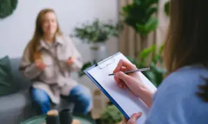 Superwizja dla psychologa: jedna osoba notuje, druga siedzi na kanapie.