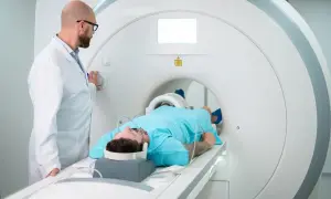Lekarz przygotowuje pacjenta do badania. Zastanawiasz się, ile trwa tomografia komputerowa? To badanie jest szybkie i bezbolesne.