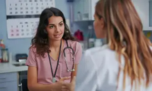 Lekarka rozmawia z pacjentką o cytologii po 70 roku życia.