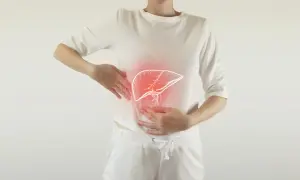 Kobieta trzyma ręce na brzuchu, gdzie widoczna jest narysowana, podświetlona na czerwono wątroba.