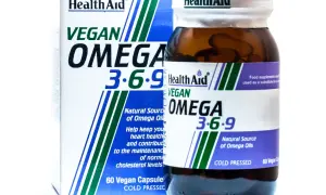 Opakowanie i butelka suplementu HealthAid Vegan Omega 3-6-9, naturalne źródło kwasów omega 3 6 9.