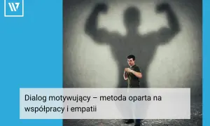 Mężczyzna w pozycji obronnej, z cieniem potężnej sylwetki za plecami. To dialog motywujący przykłady, jak odkryć w sobie siłę.