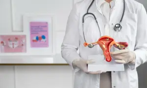 Lekarz prezentuje model narządów rodnych, omawiając przebieg l4 po histeroskopii.