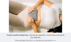 Kobieta stosuje okład na brzuch, element terapii w ramach fizjoterapii uroginekologicznej.