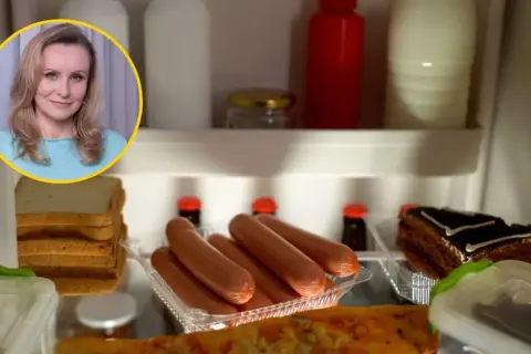 Kobieta w okręgu patrzy na lodówkę pełną parówek, ciasta i pizzy. Tego nie lubi rak złośliwy.