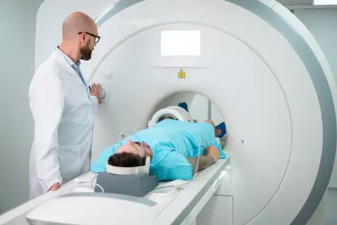 Lekarz przygotowuje pacjenta do badania. Zastanawiasz się, ile trwa tomografia komputerowa? To badanie jest szybkie i bezbolesne.