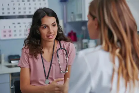 Lekarka rozmawia z pacjentką o cytologii po 70 roku życia.