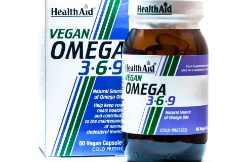 Opakowanie i butelka suplementu HealthAid Vegan Omega 3-6-9, naturalne źródło kwasów omega 3 6 9.