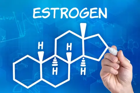 Rysunek przedstawia wzór chemiczny estrogenu, kluczowego hormonu. Dowiadujemy się, estrogen co to jest.