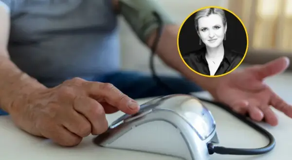 Osoba mierzy ciśnienie. Czy nerwica a wysokie ciśnienie rozkurczowe to Twój problem? Porada eksperta.