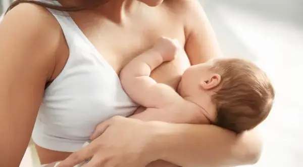 Matka karmi piersią dziecko. To piękny moment, kiedy pojawia się nawał pokarmu, a maluch jest najedzony i spokojny.