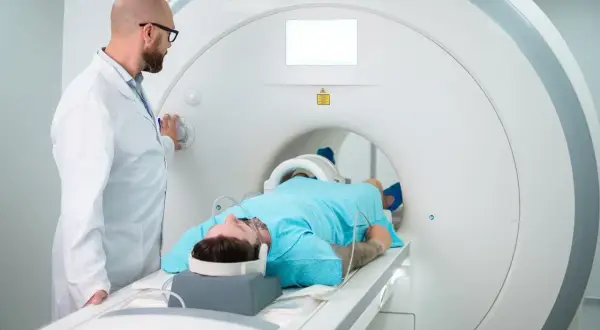 Lekarz przygotowuje pacjenta do badania. Zastanawiasz się, ile trwa tomografia komputerowa? To badanie jest szybkie i bezbolesne.
