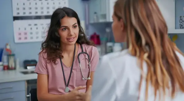 Lekarka rozmawia z pacjentką o cytologii po 70 roku życia.
