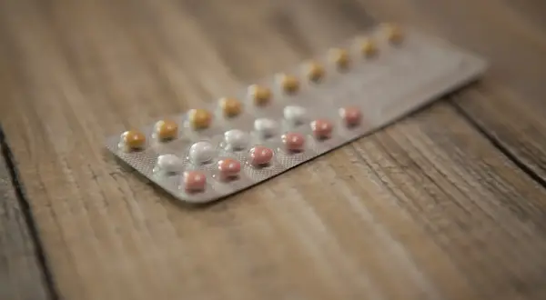 Blister opakowania tabletek antykoncepcyjnych, różne rodzaje tabletek dzień po.