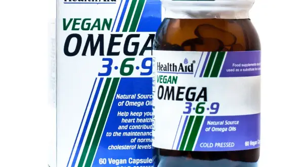 Opakowanie i butelka suplementu HealthAid Vegan Omega 3-6-9, naturalne źródło kwasów omega 3 6 9.