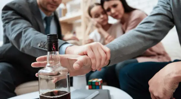 Rodzina wspiera się nawzajem w walce z nałogiem. Terapia alkoholowa online daje nadzieję na lepszą przyszłość.