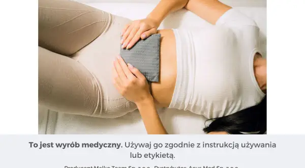 Kobieta stosuje okład na brzuch, element terapii w ramach fizjoterapii uroginekologicznej.