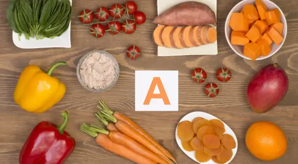 Produkty bogate w witaminę A: marchew, bataty, szpinak, papryka, mango, morele, pomidory, pomarańcze, tuńczyk. Zapobiegaj niedoborowi witaminy A.