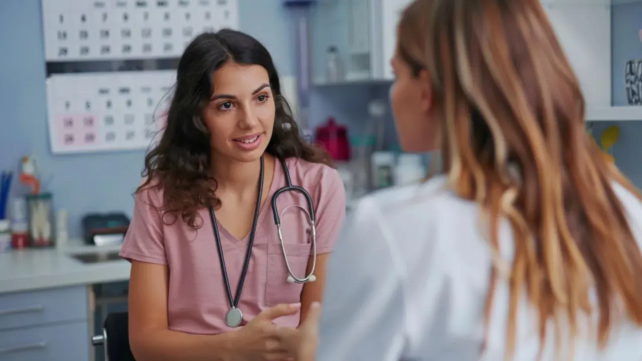 Lekarka rozmawia z pacjentką o cytologii po 70 roku życia.