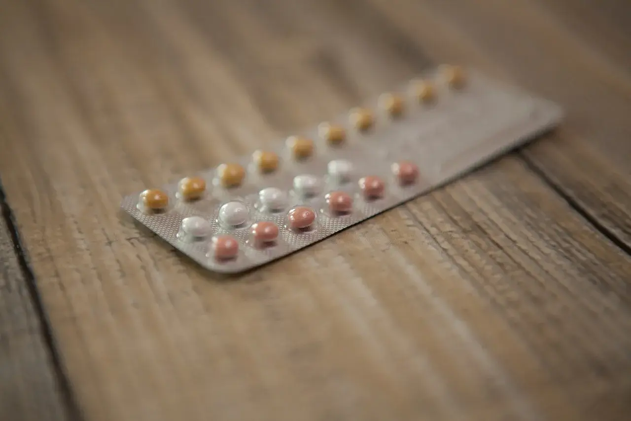 Blister opakowania tabletek antykoncepcyjnych, różne rodzaje tabletek dzień po.