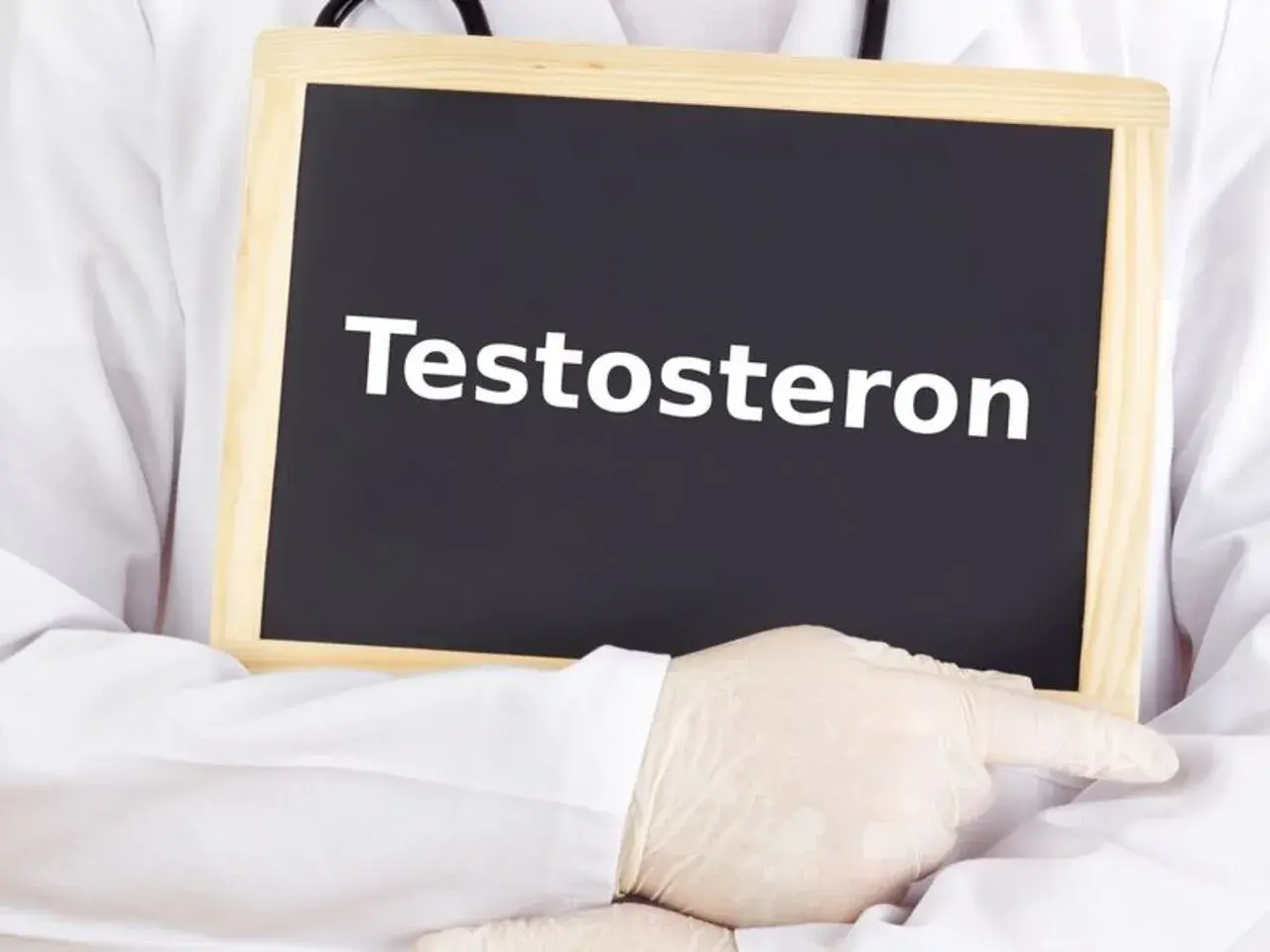 Lekarz w białym fartuchu i rękawiczkach wskazuje na tabliczkę z napisem "Testosteron". Temat: niski testosteron u kobiet.