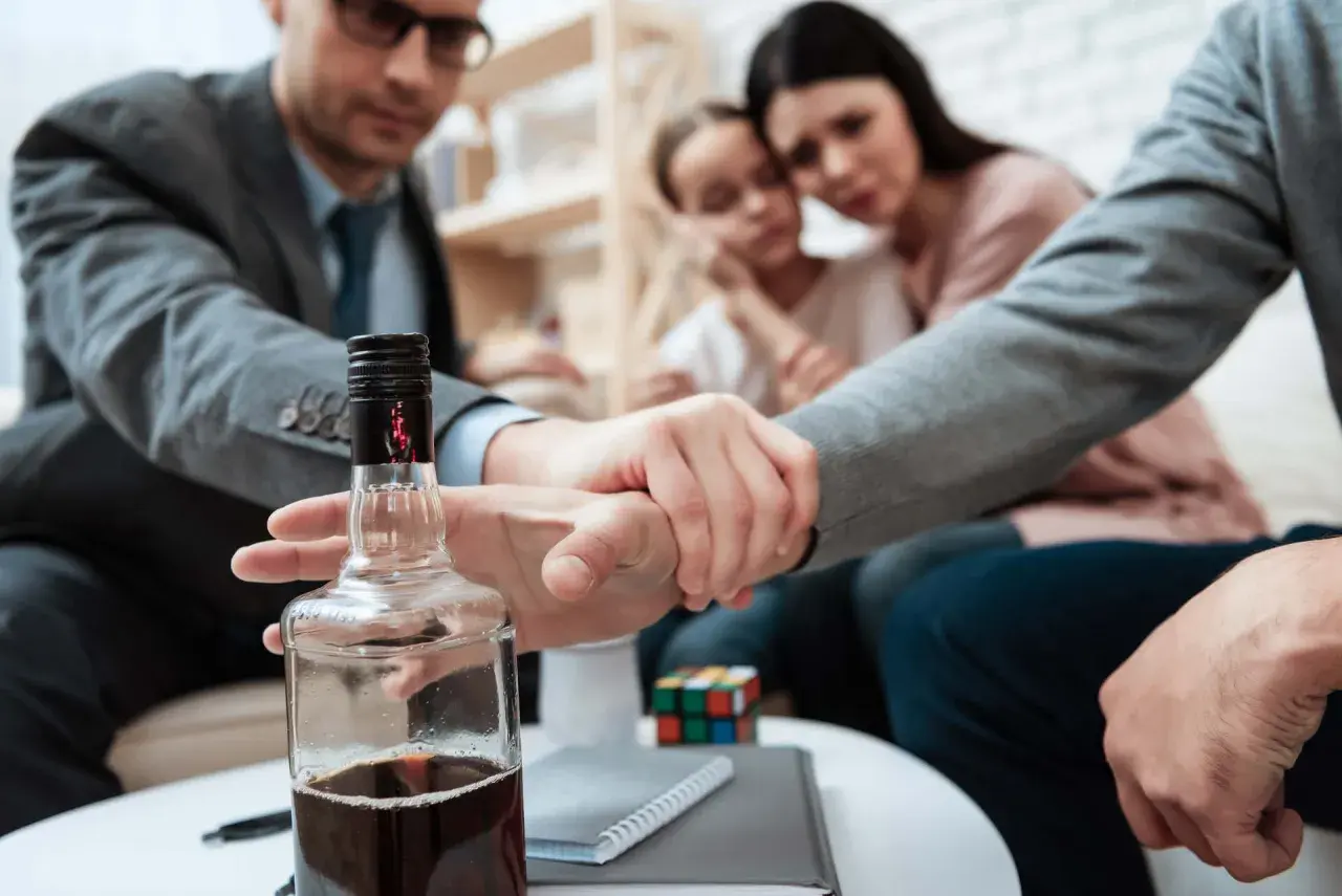 Rodzina wspiera się nawzajem w walce z nałogiem. Terapia alkoholowa online daje nadzieję na lepszą przyszłość.