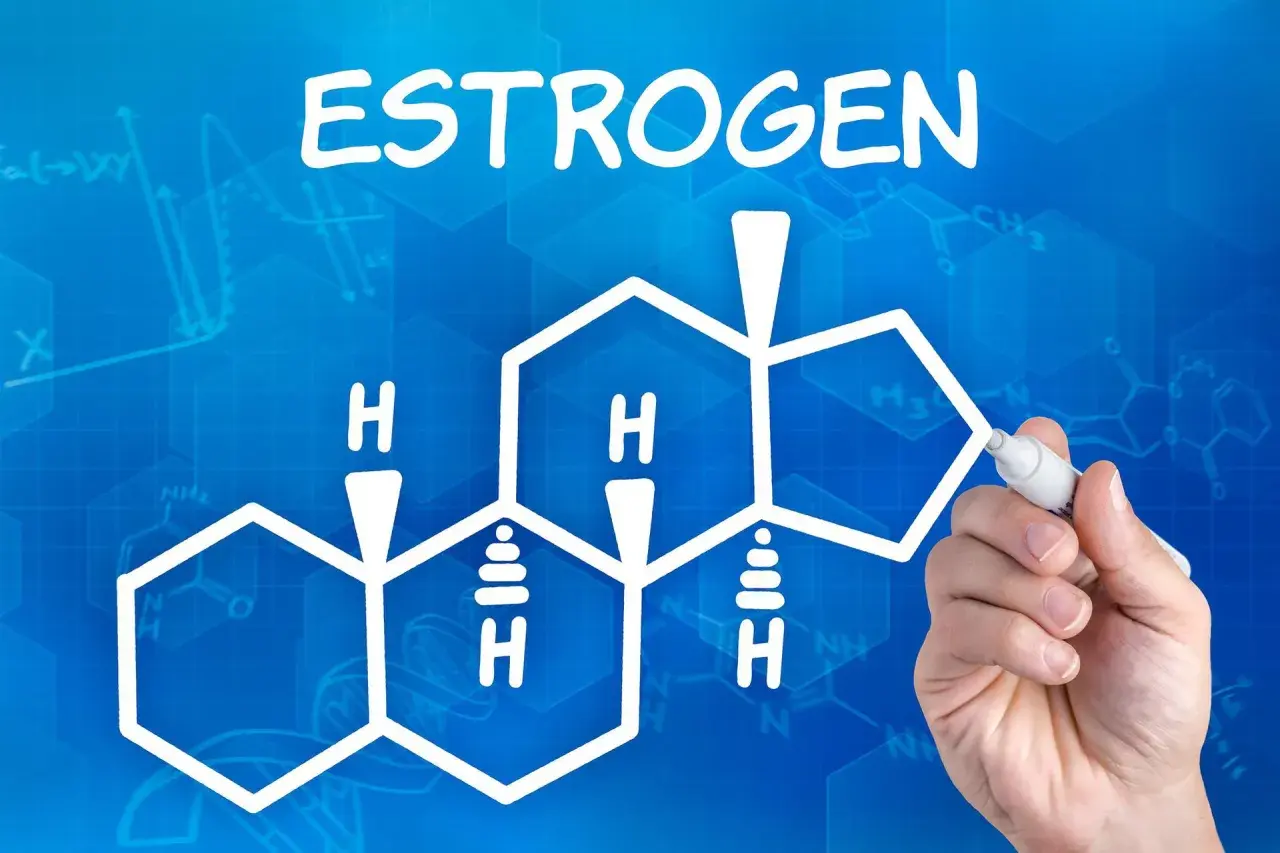 Rysunek przedstawia wzór chemiczny estrogenu, kluczowego hormonu. Dowiadujemy się, estrogen co to jest.