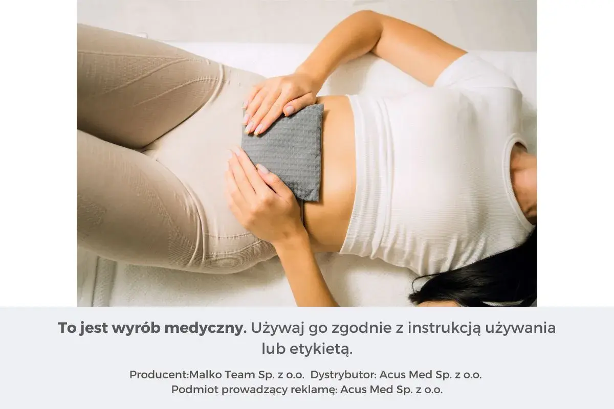 Kobieta stosuje okład na brzuch, element terapii w ramach fizjoterapii uroginekologicznej.