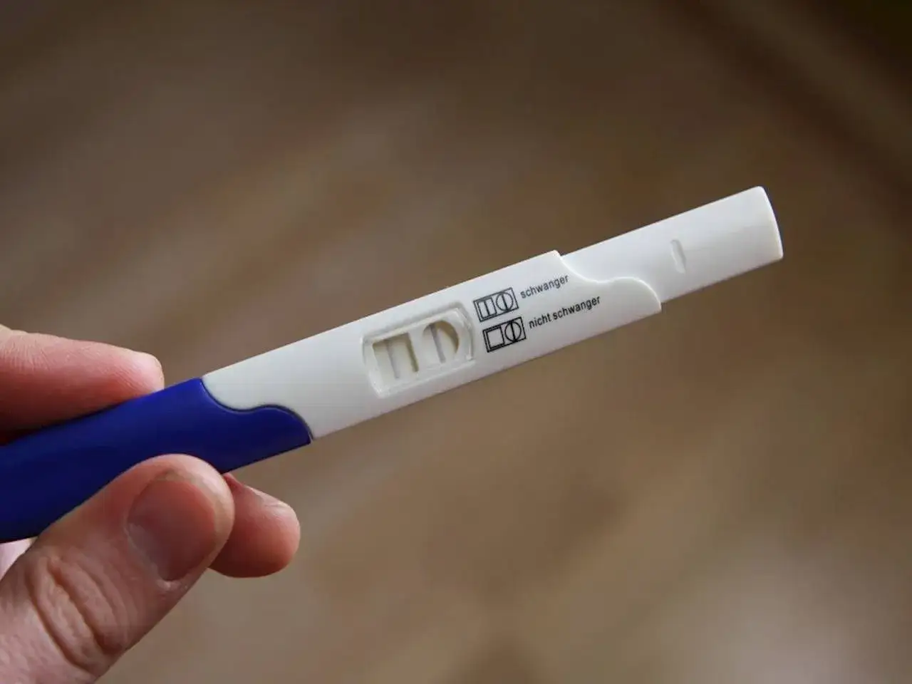 Po jakim czasie robi się test ciążowy? Dwa paski na teście wskazują na ciążę.