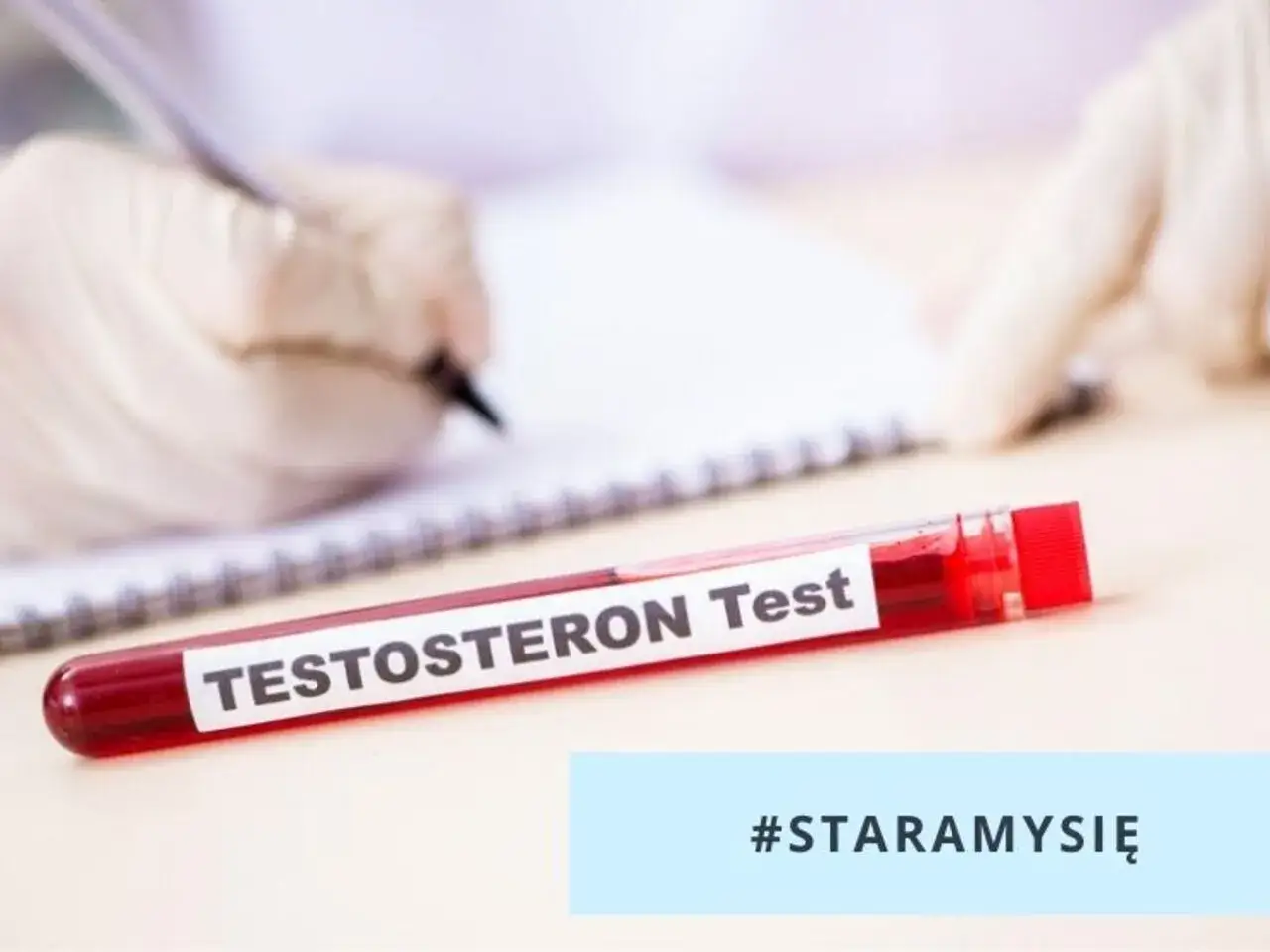 Probówka z krwią do testu na testosteron. W tle ręka w rękawiczce pisząca notatki. Niski testosteron u kobiet to ważny temat.