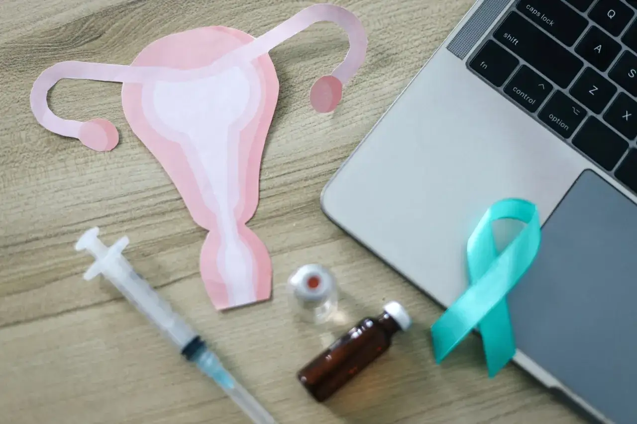 Symbol macicy, strzykawka, fiolki i wstążka symbolizują zdrowie kobiet. Kiedy badać prolaktynę?
