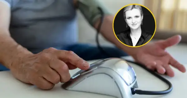 Osoba mierzy ciśnienie. Czy nerwica a wysokie ciśnienie rozkurczowe to Twój problem? Porada eksperta.