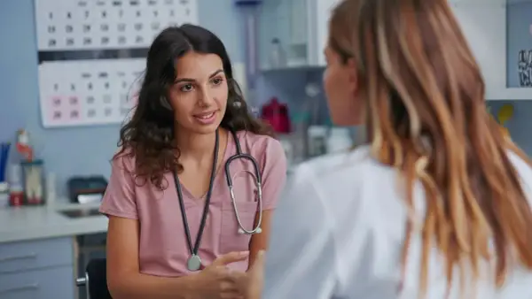 Lekarka rozmawia z pacjentką o cytologii po 70 roku życia.