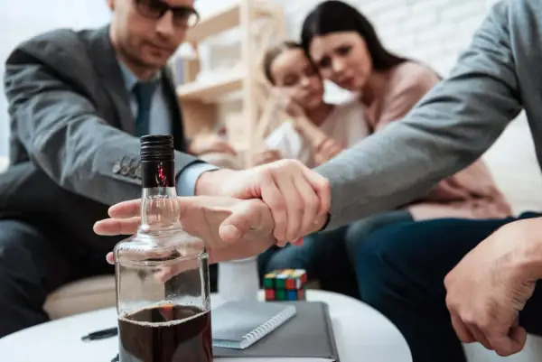 Rodzina wspiera się nawzajem w walce z nałogiem. Terapia alkoholowa online daje nadzieję na lepszą przyszłość.