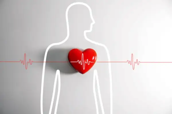 Czerwone serce z linią EKG symbolizuje kołatanie serca w nocy. Sylwetka człowieka podkreśla problem zdrowotny.